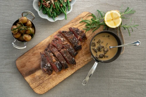 Entrecôte med pepprig murkelsås & sauterade bönor