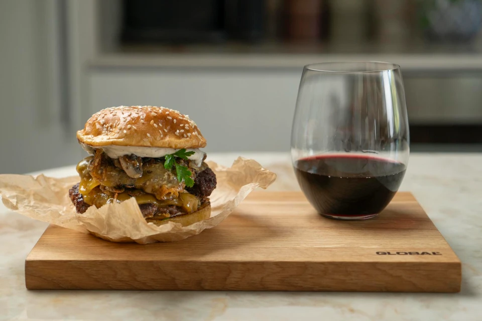 Cheesy smash burger med tryffel & karamelliserad lök