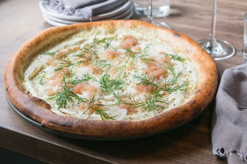 Pizza Med Löjrom & Picklad Silverlök
